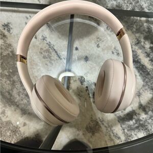 Beats Solo 3 (beige/light pink and rose gold)